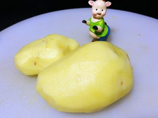 1、酸辣土豆丝,土豆去皮
