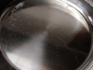 2、酸辣土豆丝,盆里放清水加点盐防止土豆丝氧化