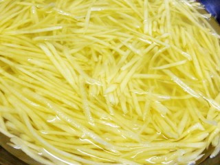 3、酸辣土豆丝,刨丝,放清水中沉泡