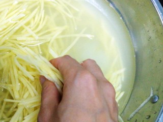 4、酸辣土豆丝,土豆丝一定要多过几遍水