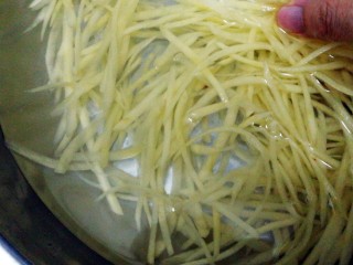 5、酸辣土豆丝,标准就是水要求清,看不到淀粉就可以了,不然炒的时候就会粘锅