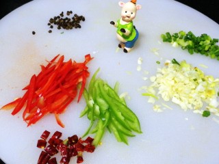 6、酸辣土豆丝,配料切好备用,将葱切末、辣椒剪成小段、蒜切末、红椒切丝、姜切末。