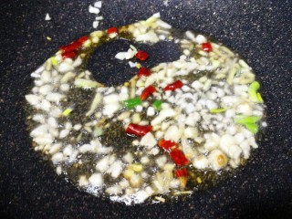 8、酸辣土豆丝,.锅内放入葱、姜、蒜末、辣椒段煸炒出香味。