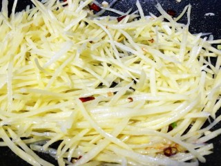 9、酸辣土豆丝,放入泡好的土豆丝。