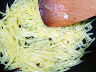 10、酸辣土豆丝,快速翻炒