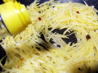11、酸辣土豆丝,煸炒土豆丝倒入醋烹出香味。