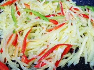 12、酸辣土豆丝,放入盐调味,放入红,青椒丝炒匀