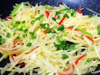 13、酸辣土豆丝,最后放入葱花提味。