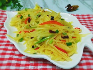 14、酸辣土豆丝,翻炒均匀即可出锅。