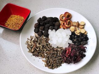 1、酸梅汤,所有用到的材料都在这里，白瓷盘里从山楂开始顺时针依次是：山楂、甘草、桑葚、玫瑰茄、薄荷、青皮（绿色橘子皮做的陈皮，味道相对清新）、乌梅，中间是冰糖，小碗里的是桂花。这些材料除了桂花、玫瑰茄和冰糖是在超市买的，其他都是从中药房买的，药店的坐诊医生帮我写了方子抓的药材哦~