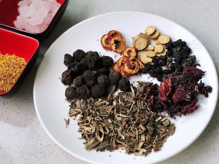 2、酸梅汤,除了桂花和冰糖，其余的材料都要放进锅里；