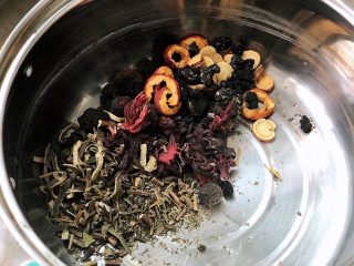 3、酸梅汤,材料放进炖锅，清洗两遍后准备加水炖煮，当然，如果你比较勤劳，可以缝个纱布袋，把材料放进去；