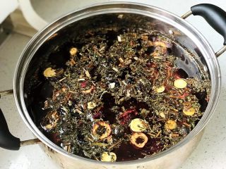 4、酸梅汤,倒入3升纯净水浸泡材料半小时；