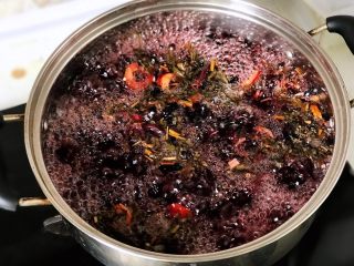 5、酸梅汤,半小时后开大火煮沸，红色汤水很漂亮，而且已经香气四溢；