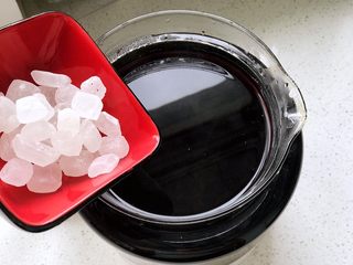 8、酸梅汤,加入冰糖，融化后搅匀。根据自己的口感，如果觉得酸，可以再加一些冰糖进去。超市里有这样的单晶冰糖、还有大块冰糖和黄冰糖，都是可以的；