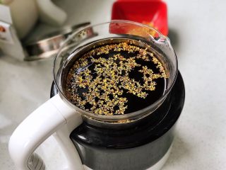 9、酸梅汤,冰糖融化后，撒桂花进去，香甜味道扑鼻而来，盖上盖子放进冰箱冷藏，会更好喝；