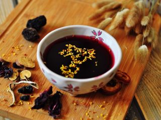 10、酸梅汤,冷藏后的酸梅汤，汤色如红宝石一般，喝下去口感酸甜，沁人心脾，回甘清冽～