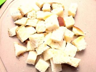 1、时蔬芝心面包布丁,厚片吐司切丁。