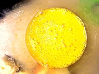 2、时蔬芝心面包布丁,鸡蛋与牛奶加入大碗中,加入适量盐和黑胡椒,搅拌均匀。