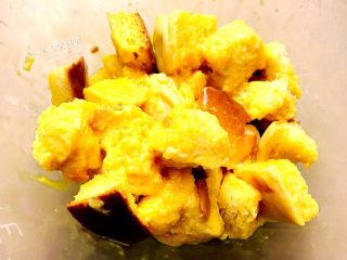 3、时蔬芝心面包布丁,加入吐司丁,轻轻搅拌均匀,让吐司尽量多的吸收蛋奶液。