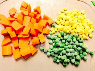 4、时蔬芝心面包布丁,烤箱预热170度。胡萝卜切丁。玉米粒和豌豆粒都是冷冻的,直接倒出来。可以加其他任意肉和蔬菜(比如青菜,青菜邦可以,青菜叶就不要放了一会还得烤