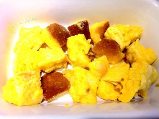 5、时蔬芝心面包布丁, 在烤碗底部铺一层吐司丁,撒一些炒好的时蔬。