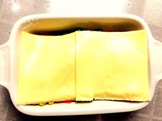 6、时蔬芝心面包布丁,盖2片芝士片。