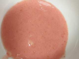 2、草莓冰激凌,料理机打成糊。