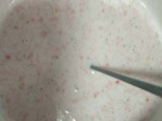 3、草莓冰激凌,加牛奶和白糖，以前做过加酸奶和牛奶的，没有只加牛奶的口感好。我没加鸡蛋，感觉怕坏肚子，而且怕有腥味。