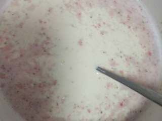 4、草莓冰激凌,再加入淡奶油，不需要打发，打完加里也化了。