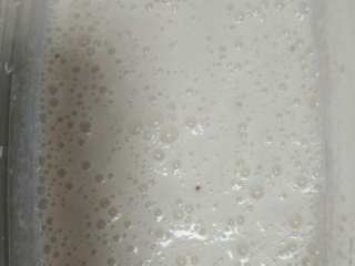 6、草莓冰激凌,两小时可以冻上一层，拿出来电动打蛋器打散。再放里继续冷冻。隔一会拿出来打一次，打几次就可以了，然后放里彻底冻硬。