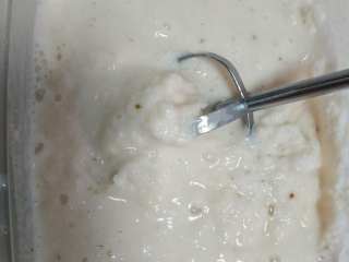 7、草莓冰激凌,又过了1小时打第二次就这样了，越来越浓稠了，多打几次口感更细腻。