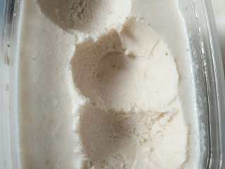 9、草莓冰激凌,冻了一夜可以吃了。