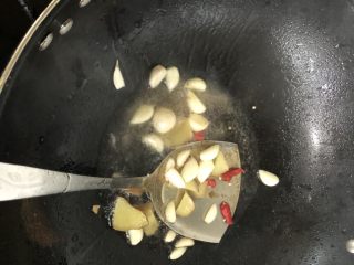 2、红烧小龙虾,锅里烧热放油，蒜，生姜和辣椒煸炒出香味。