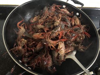 3、红烧小龙虾,倒入龙虾翻炒。