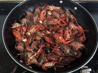 5、红烧小龙虾,加入一碗水，大火煮沸改小火煮。