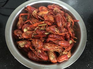 6、红烧小龙虾,煮至汤汁收汁加入少量鸡粉即可。