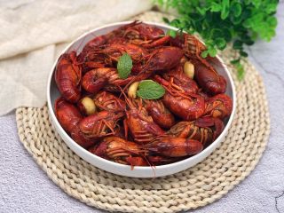 7、红烧小龙虾,龙虾是我最爱的美食之一，每次可以吃一大盘。