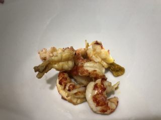 8、红烧小龙虾,吃的时候把虾肠去掉，肉不会松，味道棒棒的。