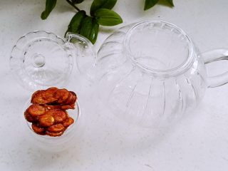 1、罗汉果茶,罗汉果一个，准备好的茶壶茶杯。