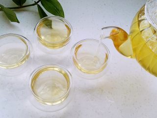 4、罗汉果茶,倒出开喝。