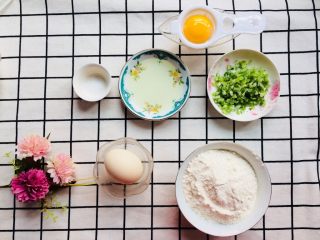 1、 [ 美味零食 ] 葱香阿拉棒,准备好130g低筋面粉，1个鸡蛋，1个蛋黄，20g葱末，15g油，以及2g盐。