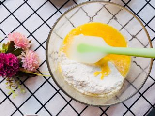 2、 [ 美味零食 ] 葱香阿拉棒,将面粉中加入油、盐和1个鸡蛋搅匀。