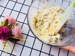 3、 [ 美味零食 ] 葱香阿拉棒,再加入青葱碎继续搅拌。