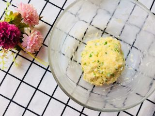 4、 [ 美味零食 ] 葱香阿拉棒,最后揉成均匀的面团，静置20分钟。