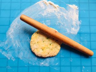 5、 [ 美味零食 ] 葱香阿拉棒,用擀面杖将面团擀平。