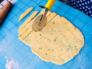 7、 [ 美味零食 ] 葱香阿拉棒,用刀均匀分割。