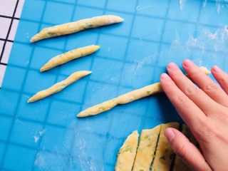 9、 [ 美味零食 ] 葱香阿拉棒,用手搓成漂亮的长条状。