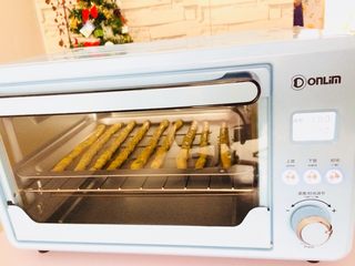 11、 [ 美味零食 ] 葱香阿拉棒,放入烤箱，上下管180°，20分钟。