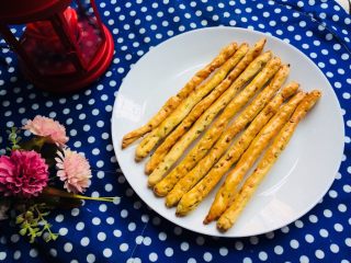 12、 [ 美味零食 ] 葱香阿拉棒,家庭必备小零食完成。